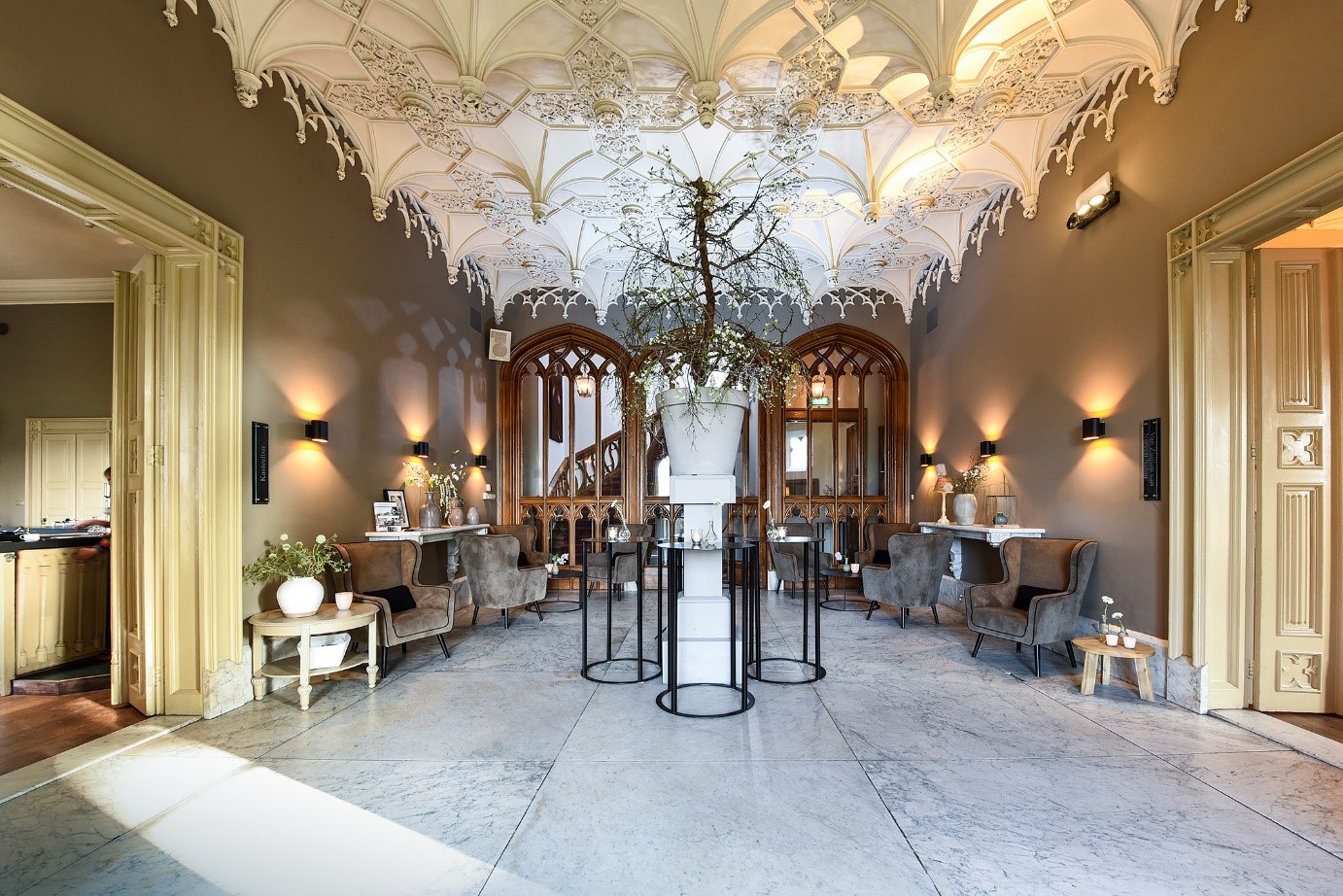 Een prachtige zaal van Kasteel de Schaffelaar met klssiek interieur